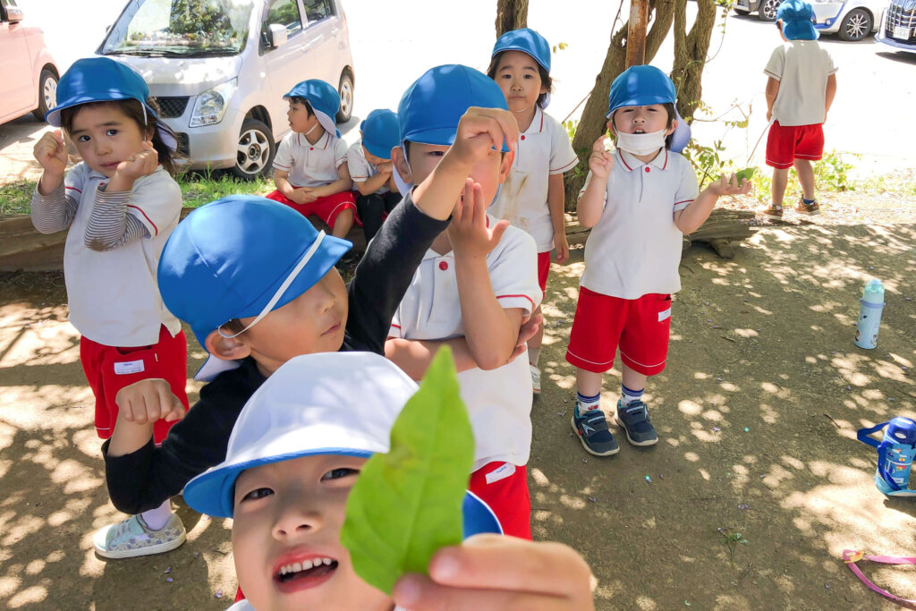 園庭で活動する子どもたち